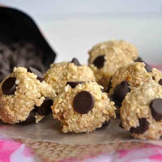 Skinny Chocolate Chip Cookie Dough Bites! #glutenfree #vegan no bake and ready in 5 mins! Healthy and tasty!