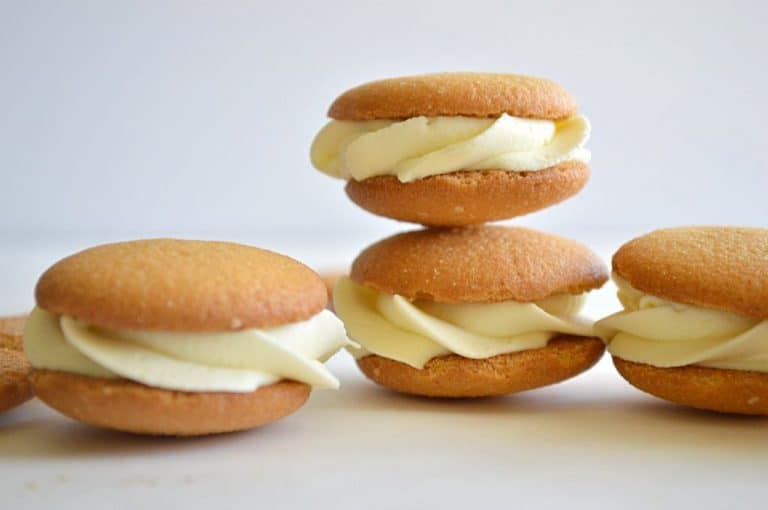 Banana Pudding Cookie Sandwiches - House of Yumm