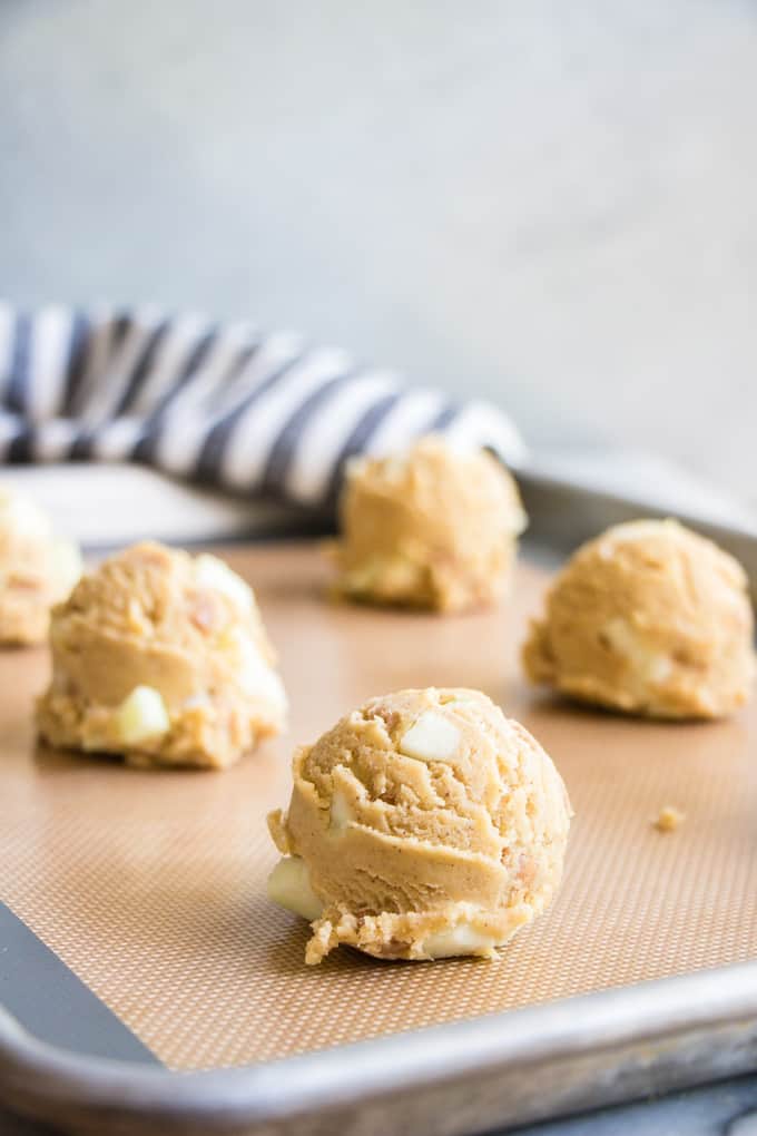  karamel æble Cookie dej scooped og placeret på en bageplade klar til at blive bagt. 