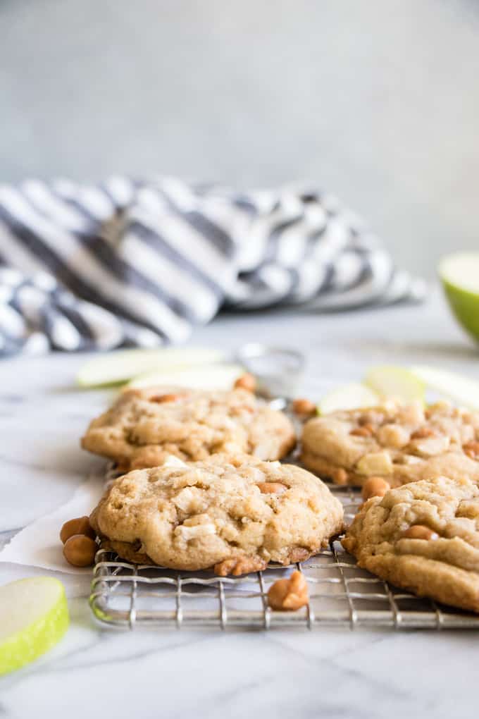  Caramel Apple Cookies kylning på en tråd rack. 