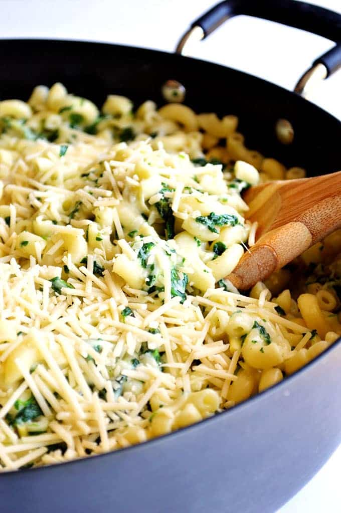 {One Pot} Spinach & Artichoke Mac and Cheese. A one dish cheesy pasta dish perfect for a family dinner. 