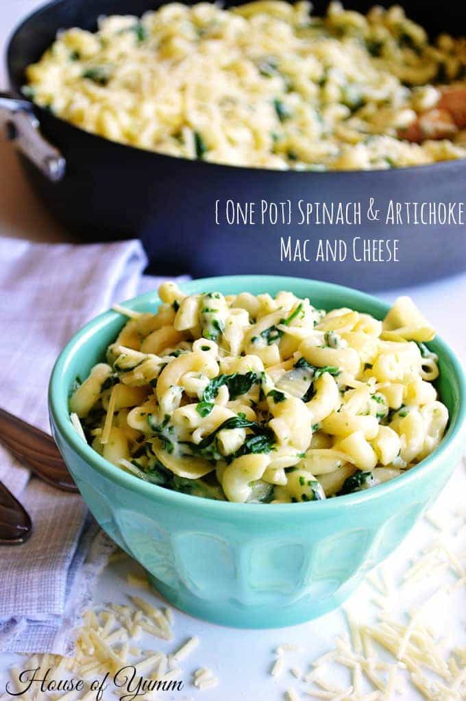 {One Pot} Spinach & Artichoke Mac and Cheese. A one dish cheesy pasta dish perfect for a family dinner. 