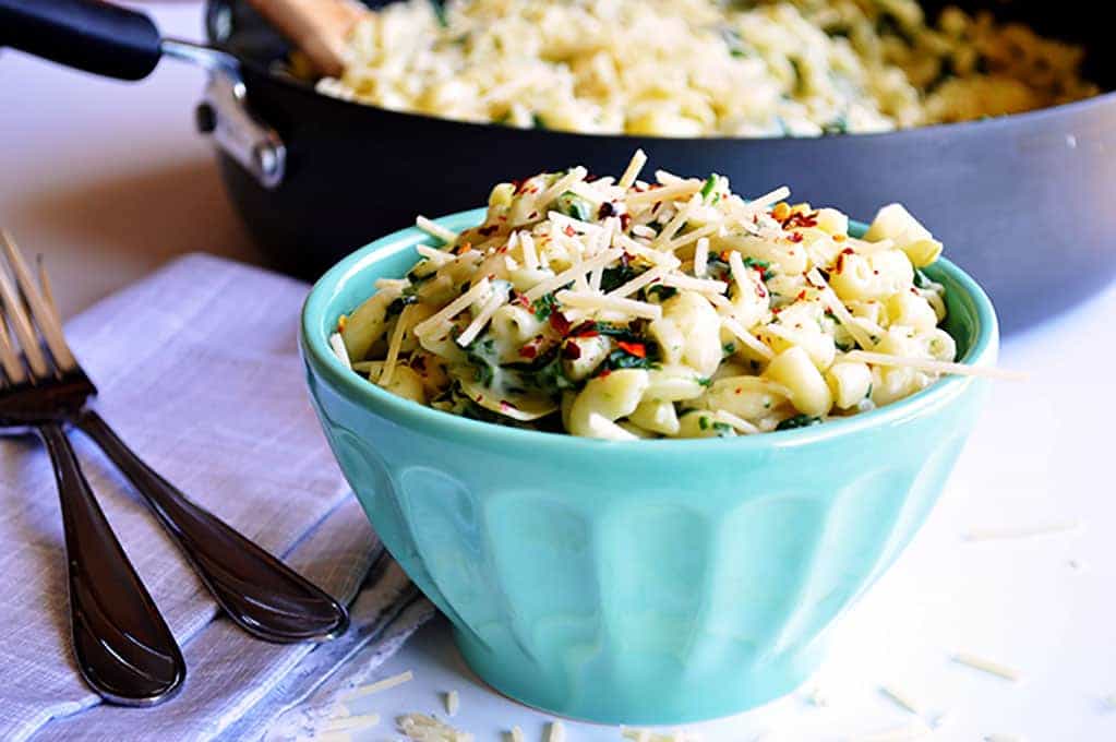 {One Pot} Spinach & Artichoke Mac and Cheese. A one dish cheesy pasta dish perfect for a family dinner. 