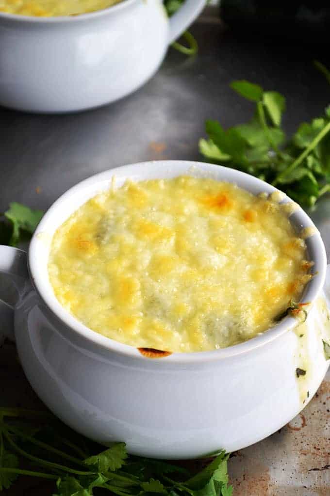 Zuppa di Cile Relleno. Una zuppa di poblano cremosa condita con un aperto di fronte Cile relleno.