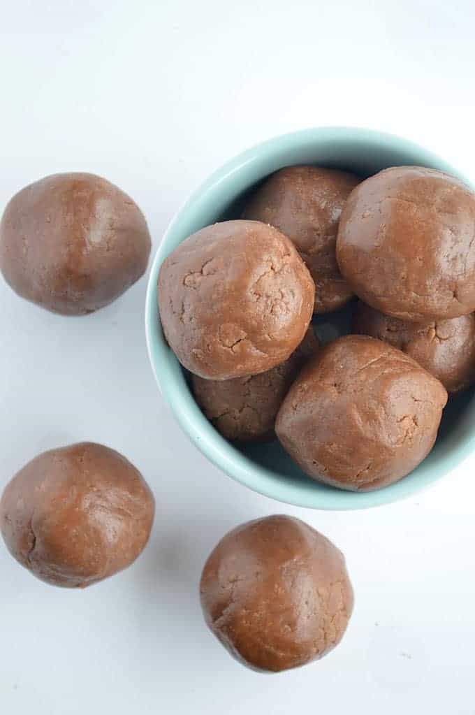 No Bake Peanut Butter Brownie Bites. Perfect combo of PB and chocolate! Only 3 ingredients, and ready in 5 minutes! 