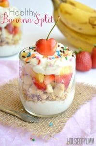 Ein gesundes Bananensplit Parfait! Genießen Sie diese schlanke Version des Desserts zum Frühstück oder zum Nachtisch!