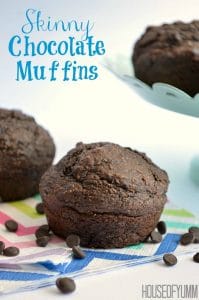 Skinny Chocolate Muffins. Tillverkade med fullkornsmjöl, äggfria, oljefria, inga raffinerade sockerarter. Smakar som en fudgy brownie!