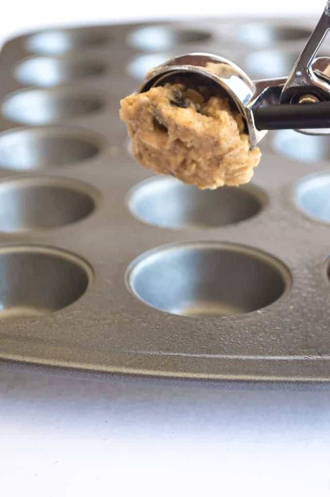 Muffin di farina d'avena e uvetta. Muffin sani senza olio e senza uova, fatti senza zucchero raffinato e farine! Perfetti per la colazione o la merenda! 