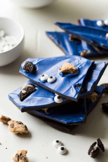 A super fun treat for all ages! Cookie Monster Bark! This easy to make bark is loaded with chunks of cookies and fun little candy eyes.