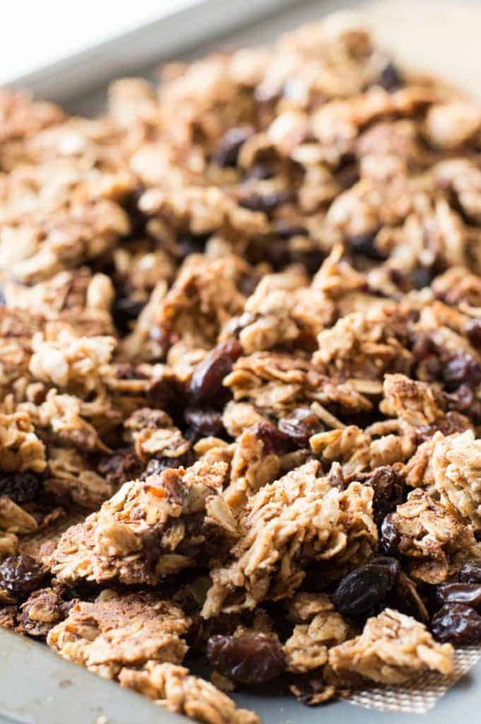 Oatmeal Raisin Cookie Granola - satisfy your sweet tooth with a healthy snack that tastes just like oatmeal raisin cookies. Gluten free and vegan recipe options. | cupcakesandkalechips.com