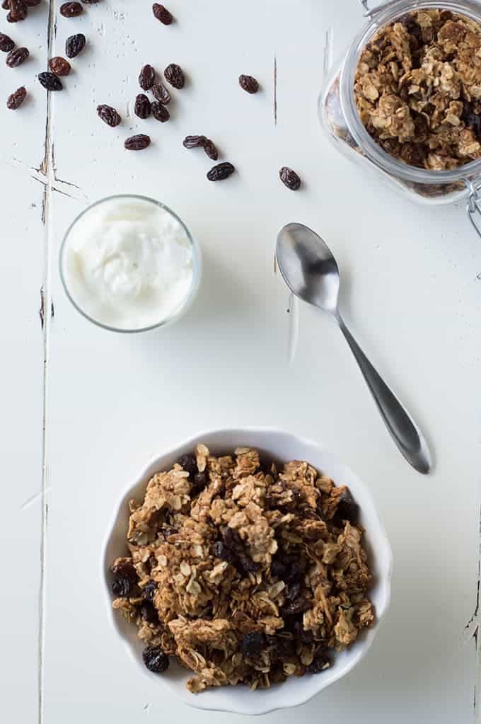 Oatmeal Raisin Cookie Granola - satisfy your sweet tooth with a healthy snack that tastes just like oatmeal raisin cookies. Gluten free and vegan recipe options. | cupcakesandkalechips.com