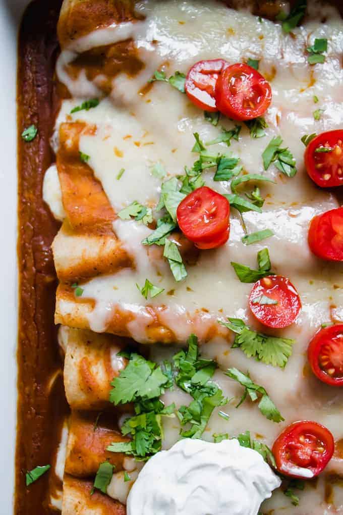 brânză enchiladas coapte cu sos enchilada de casă, acoperit cu brânză topită.