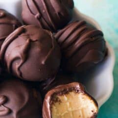 Pumpkin Spice Truffles! Smooth, creamy pumpkin spice ganache truffles coated with chocolate. Easy to make and only 5 ingredients!