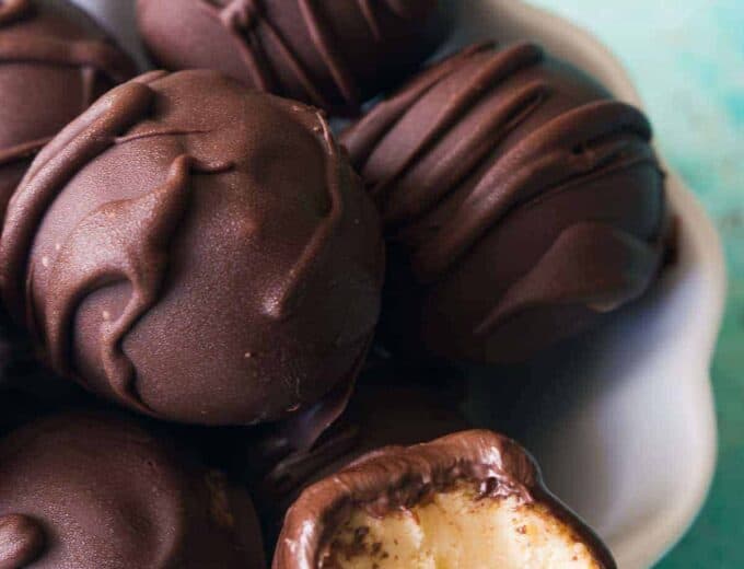 Pumpkin Spice Truffles! Smooth, creamy pumpkin spice ganache truffles coated with chocolate. Easy to make and only 5 ingredients!