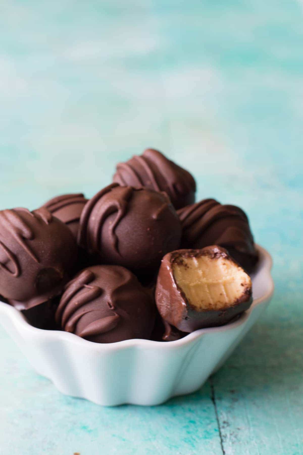 Pumpkin Spice Truffles! Smooth, creamy pumpkin spice ganache truffles coated with chocolate. Easy to make and only 5 ingredients!