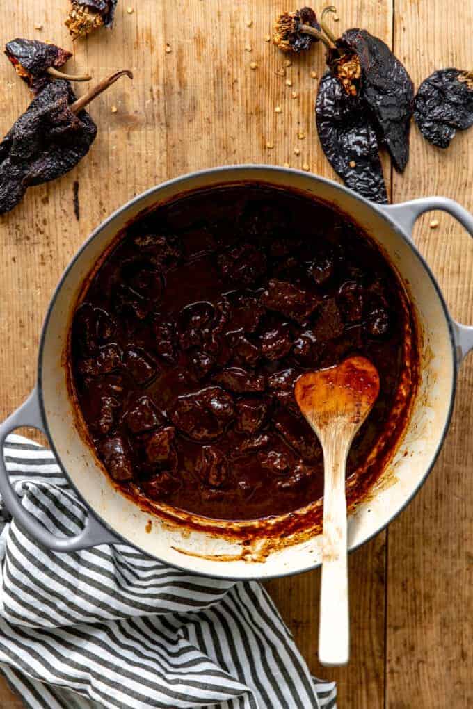 nederlandsk ovn fylt med autentisk Hjemmelaget Texas Chili.