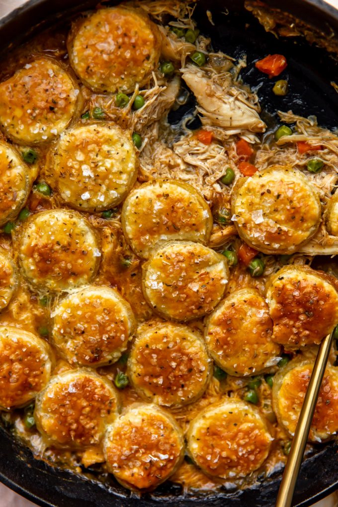 Aus der Nähe gebackene Pot Pie in einer gusseisernen Pfanne.