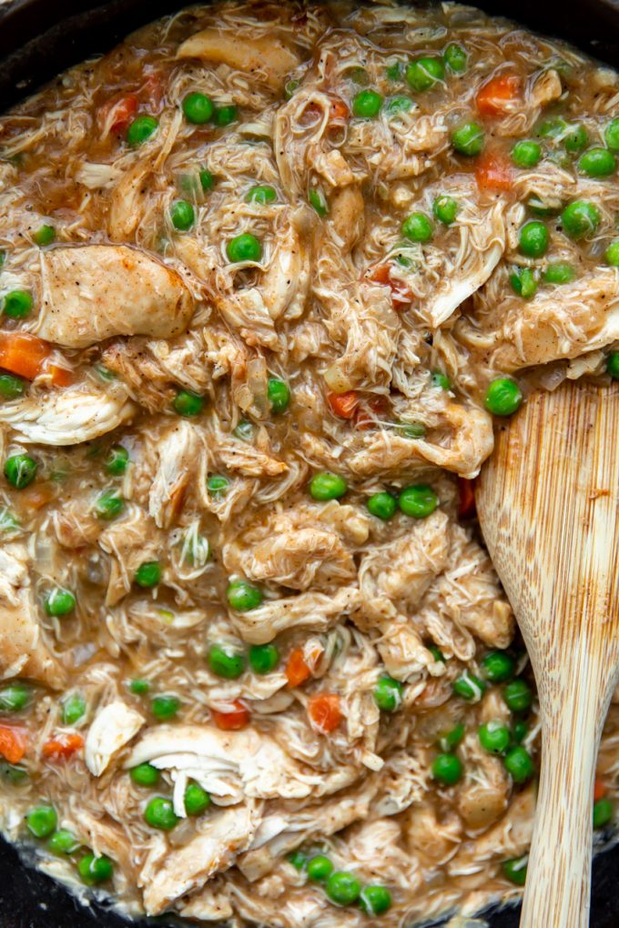Nahaufnahme der Topfkuchenfüllung mit zerkleinertem Huhn.