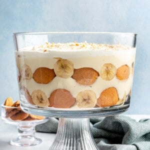 Trifle dish filled with layers of bananas, Nilla wafers and pudding.