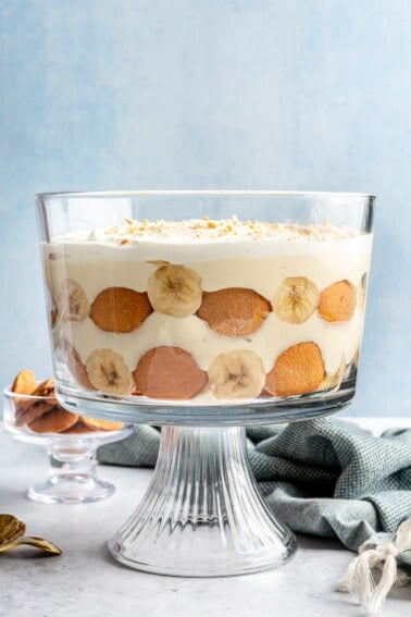 Trifle dish filled with layers of bananas, Nilla wafers and pudding.