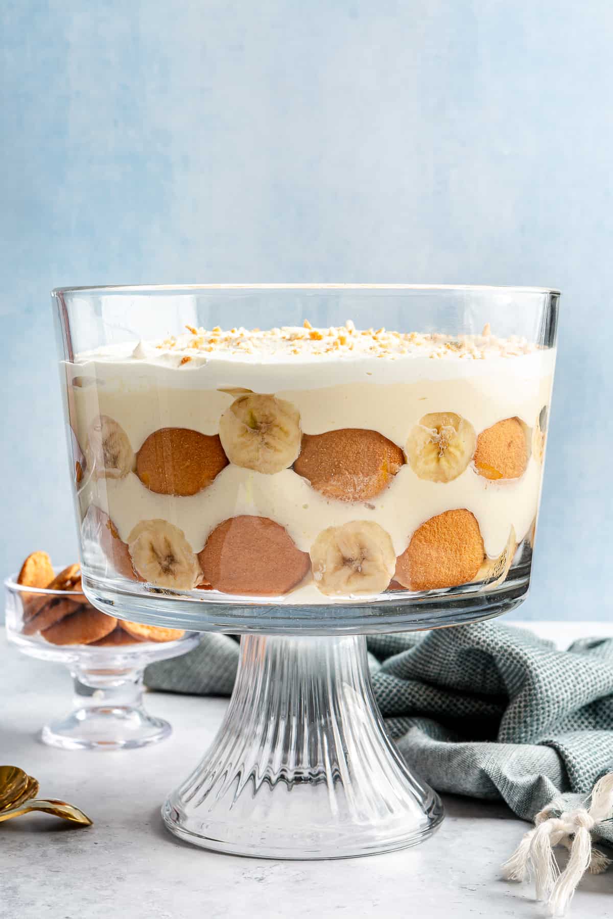 Trifle dish filled with layers of bananas, Nilla wafers and pudding. 