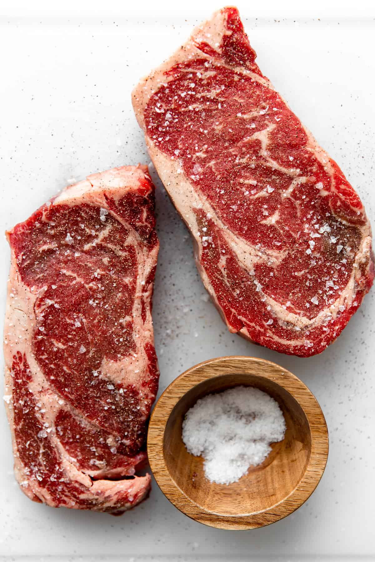 https://houseofyumm.com/wp-content/uploads/2023/03/cast-iron-ribeye-steak-1.jpg